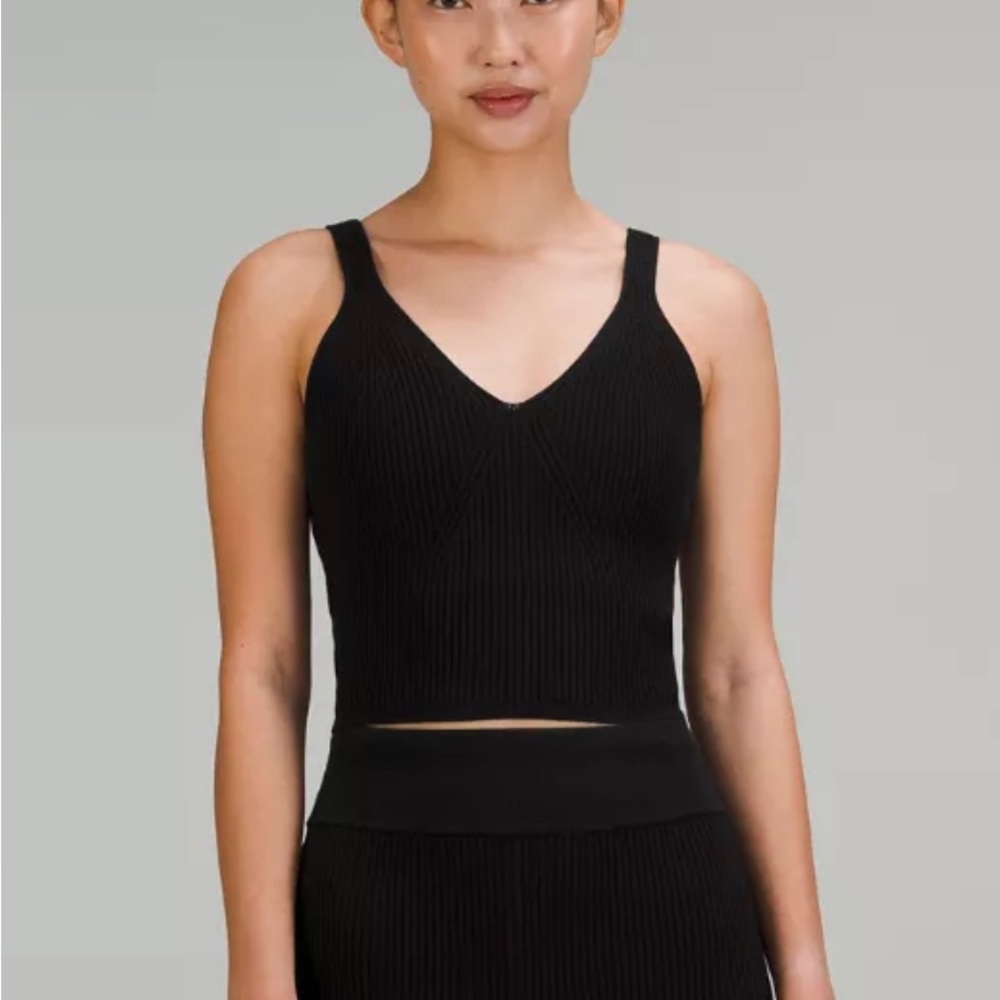 Like NEW Lululemon Black Ribbed knit cropped tank, size 6